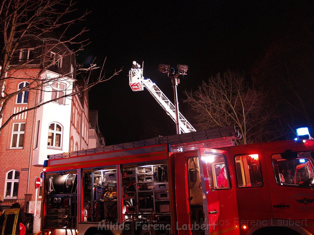 Feuer 3 Dachstuhlbrand Koeln Muelheim Gluecksburgstr P201.JPG
